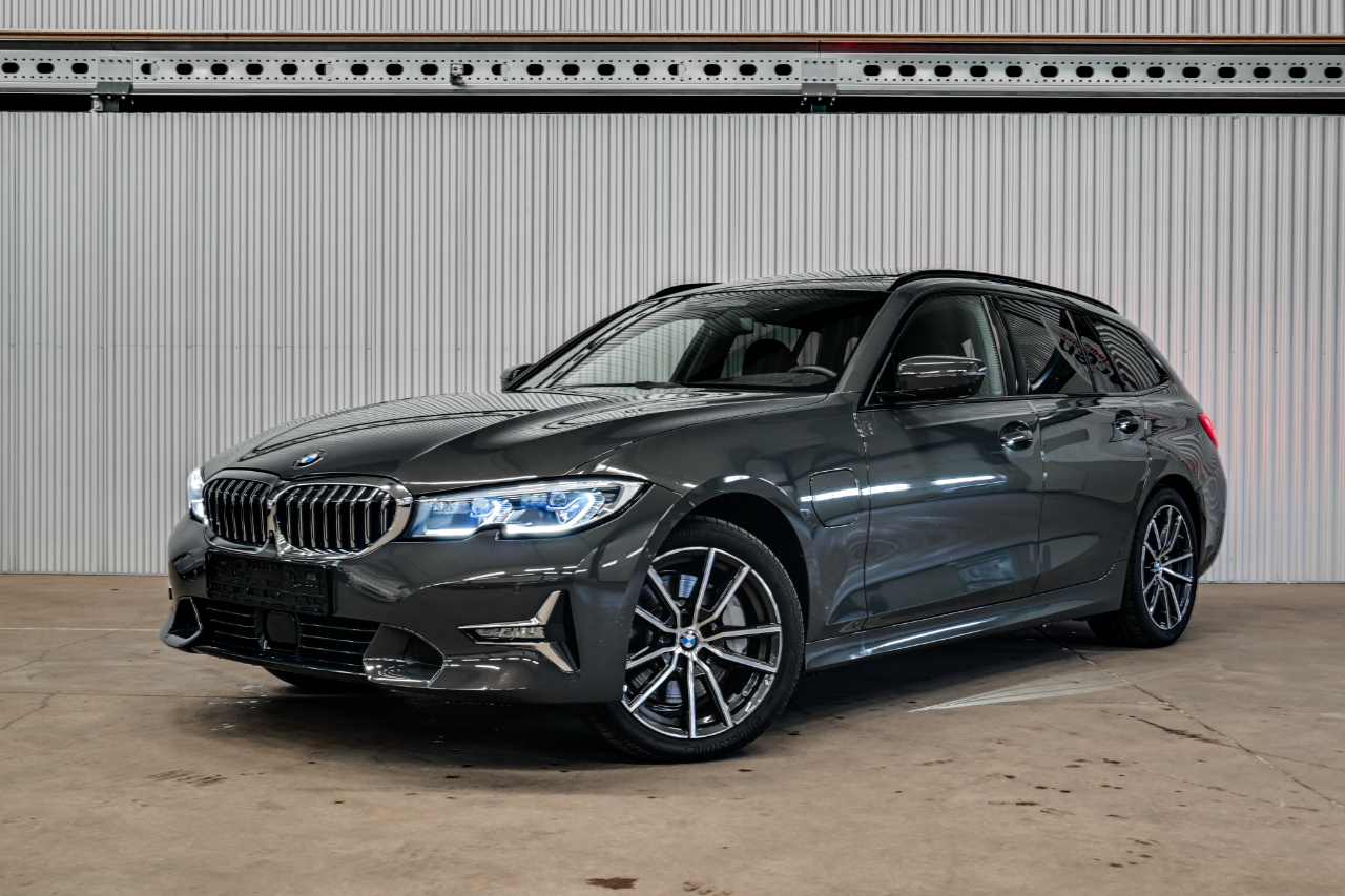 BMW xDrive 330e Touring – Luxury Line